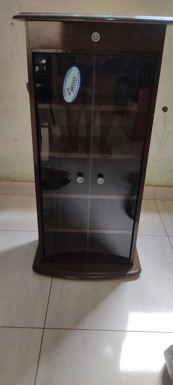 Armário com porta de vidro 