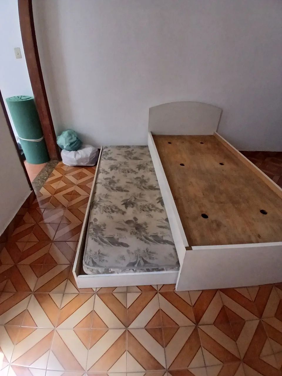 Bi cama de madeira c/ colchão de baixo 249,00