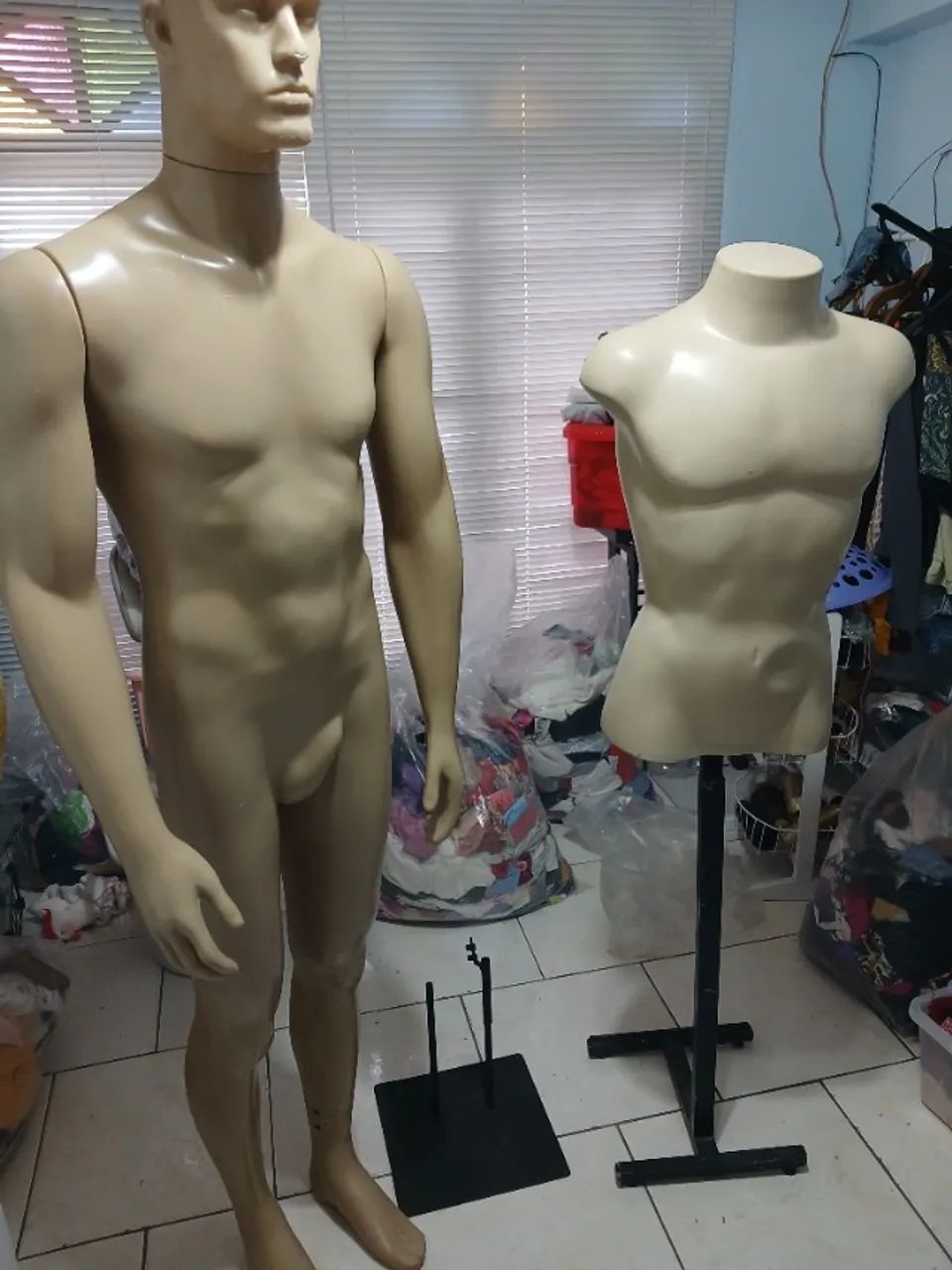 Vendo dois manequim pra loja.