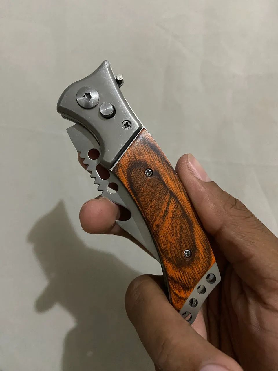 Canivete semiautomático disponível 
