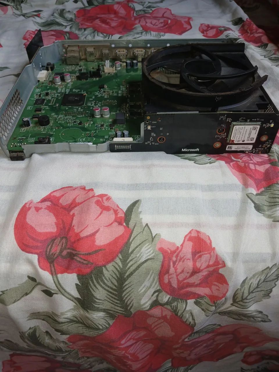 ? Título: Xbox One S ? Carcaça + Placa-mãe com defeito + Cooler - Foto 4