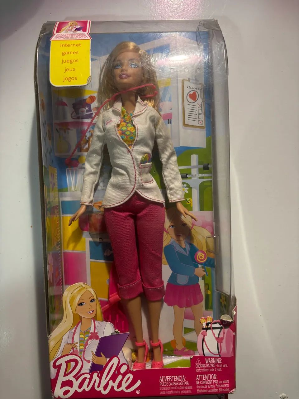 Boneca Barbie Colecionador Médica 2010 - Foto 2