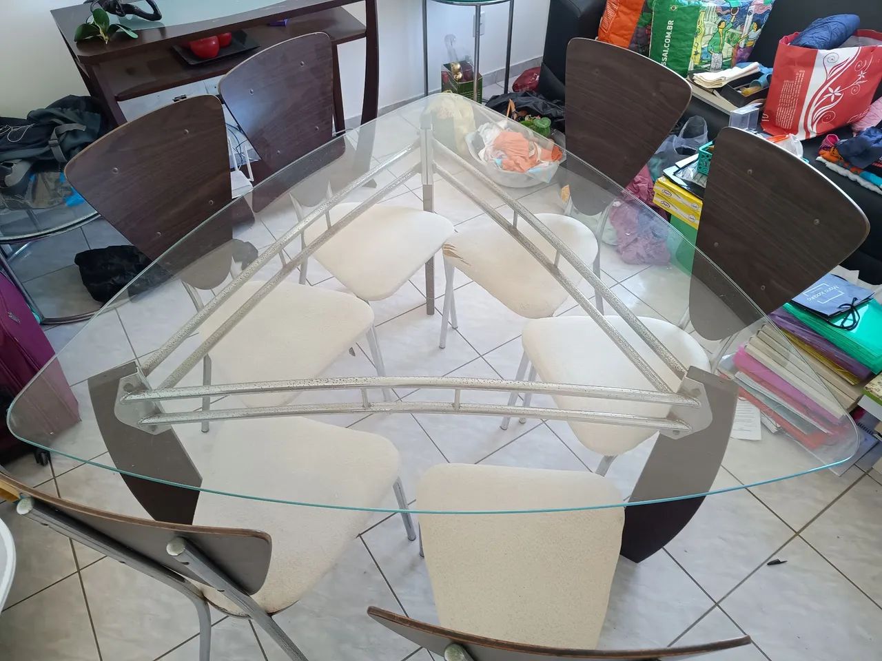 Mesa triangular de vidro com pé de madeira com seis cadeiras. - Foto 2