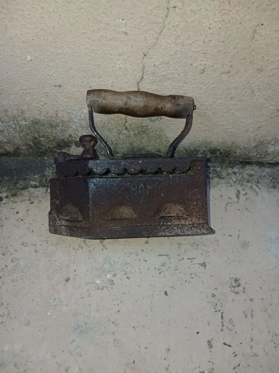 Ferro de passar a brasa antigo  - Foto 3
