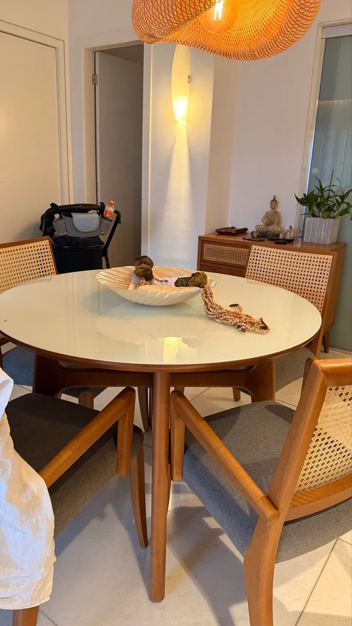 Mesa com 4 ou 2 cadeiras 