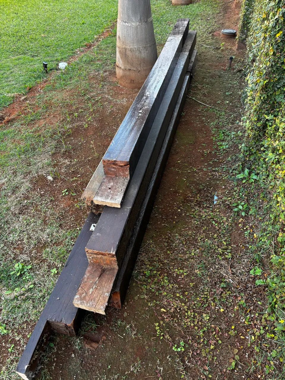 Vendo 5 pilares e 1 viga de madeira  - Foto 2