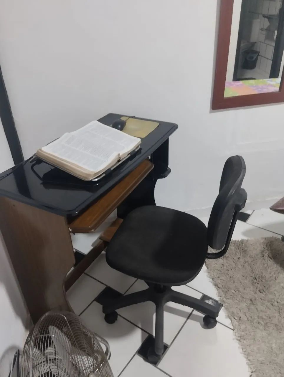 Escrivaninha com a cadeira 