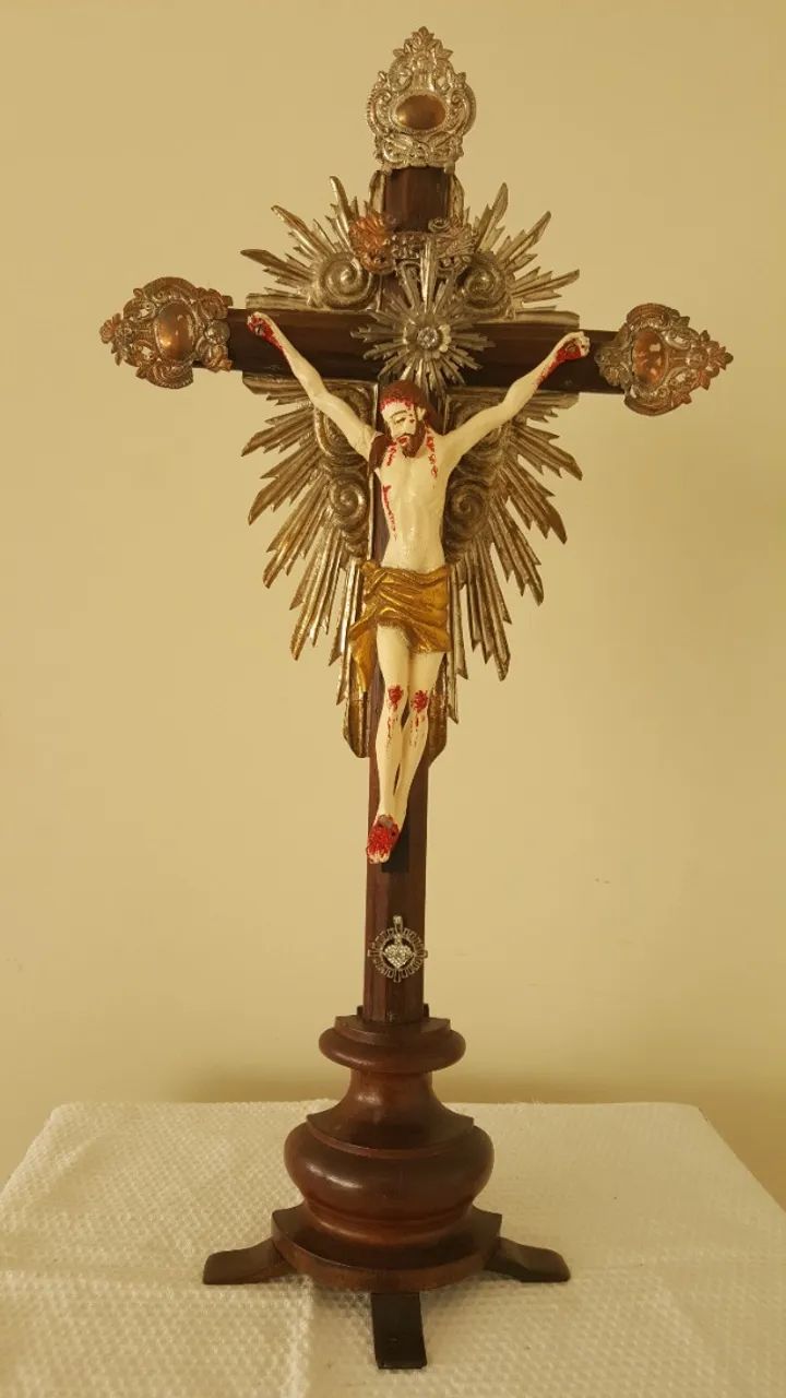 Grande crucifixo de madeira 