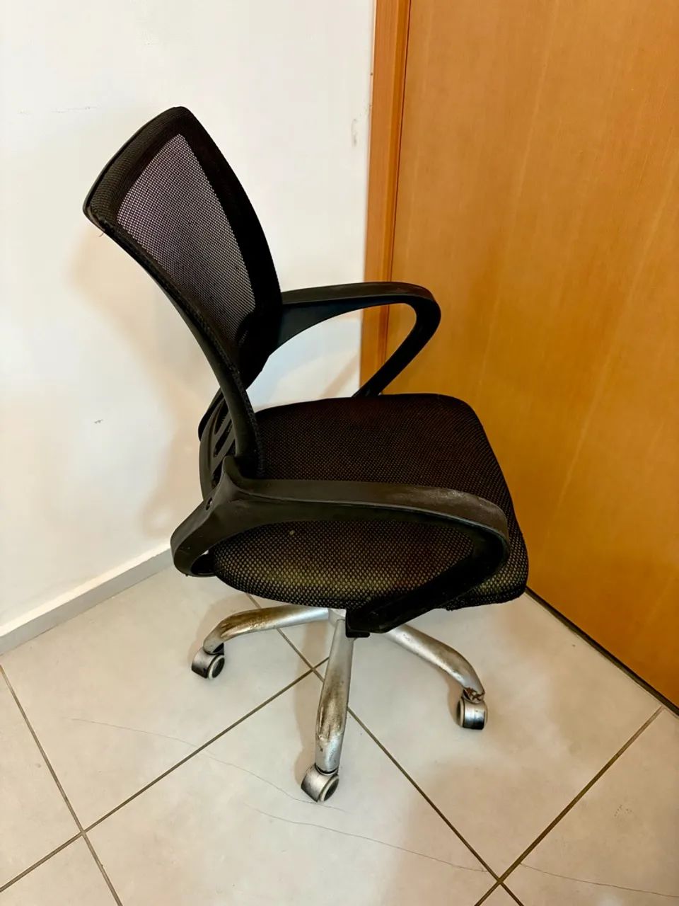 Cadeira De Escritório Giratória Estofada Preta - Foto 3