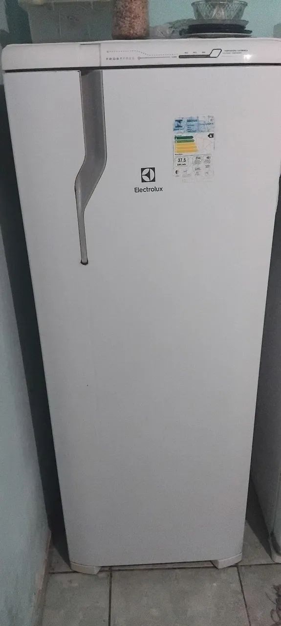 Vendo uma geladeira Electrolux.  Boa pra uso . Funcionando tudo ok  - Foto 4
