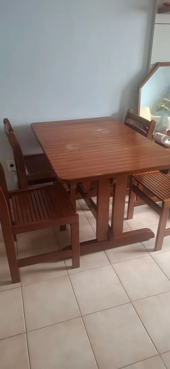 Mesa com 4 cadeiras