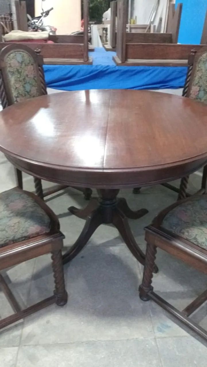 Mesa antiga de madeira com 4  cadeiras - Foto 2