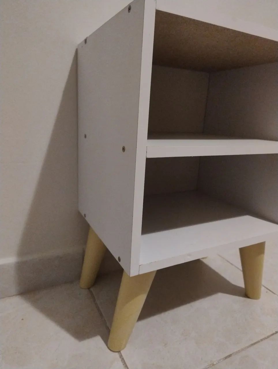 Mesa de Cabeceira Retrô Branca com 2 Nichos - Foto 4