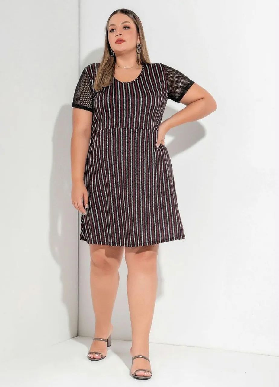 Vestido Abstrato com Malha Arrastão Plus Size