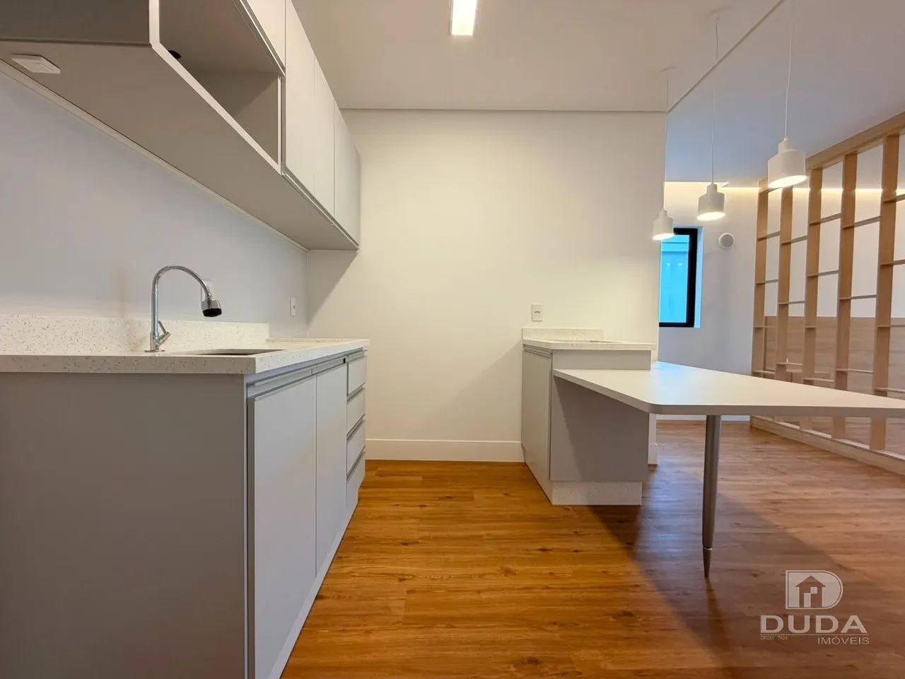 STUDIO MODERNO COM SACADA AMPLA PROXIMO À SC 401 - Foto 4