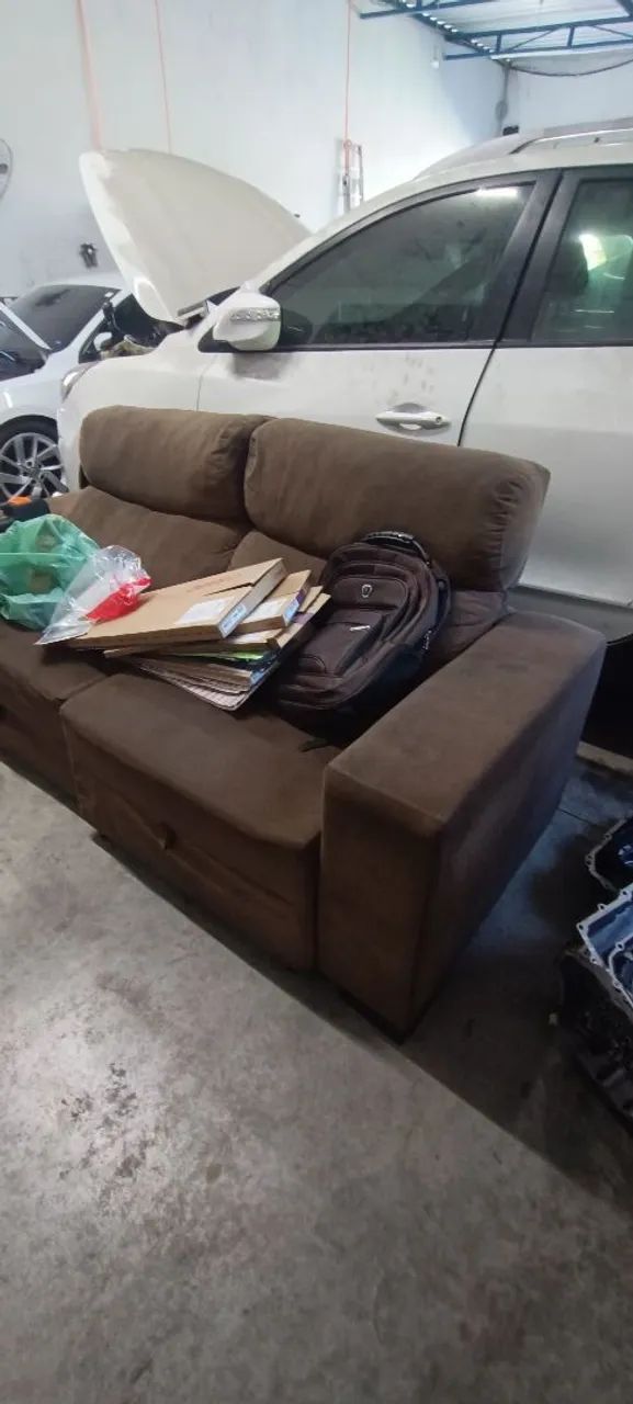 Sofá retrátil em bom estado.