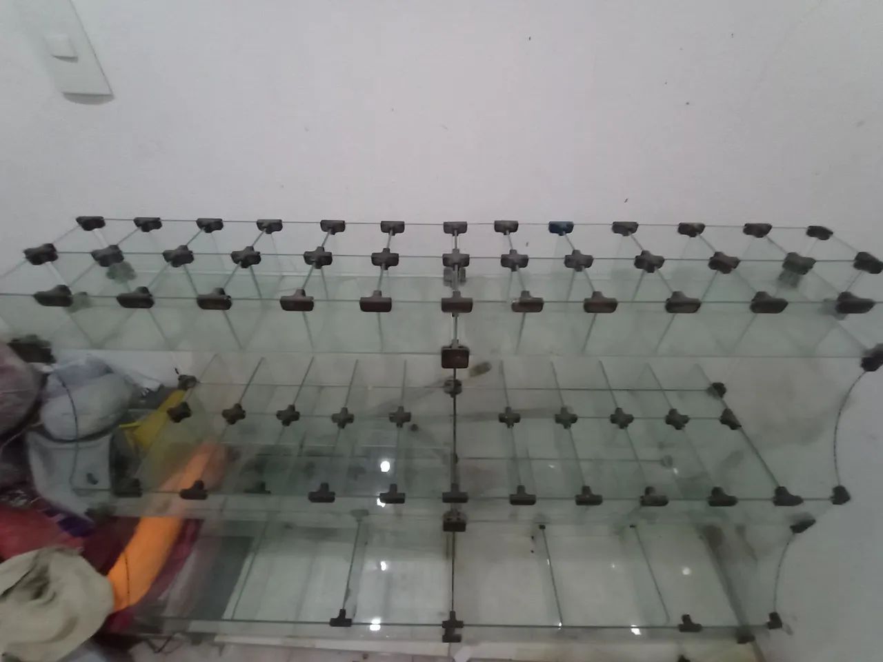 Vede-se balcão de vidro com divisórias  - Foto 4