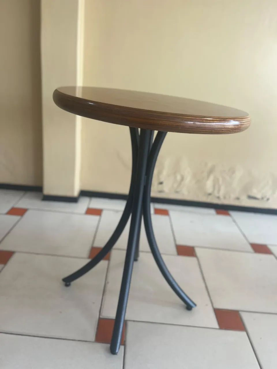 Mesa e cadeira de madeira 