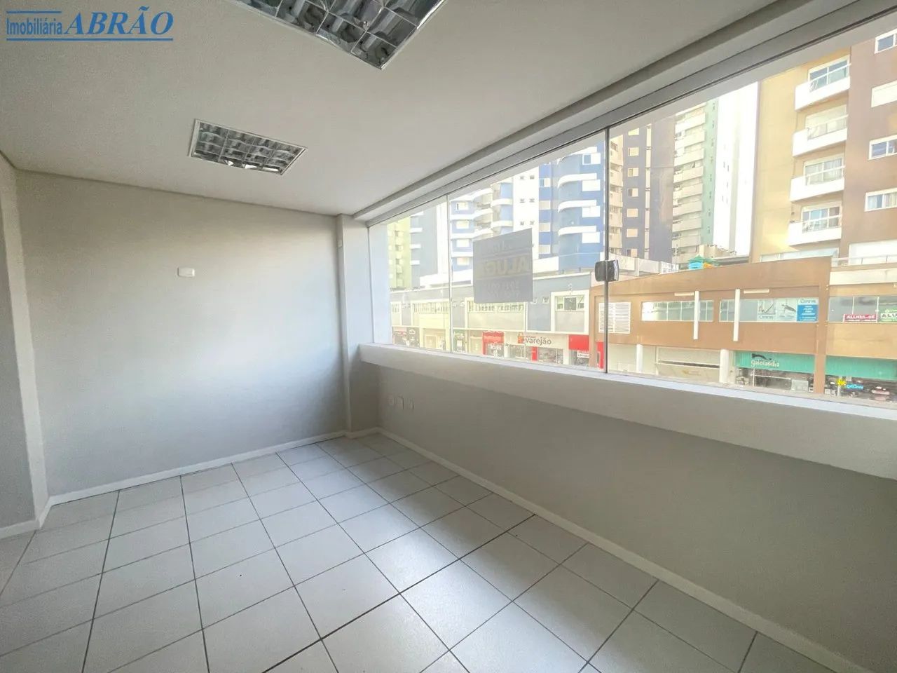 Sala em Sobreloja à venda em Zona 07, Maringá-PR - Foto 8