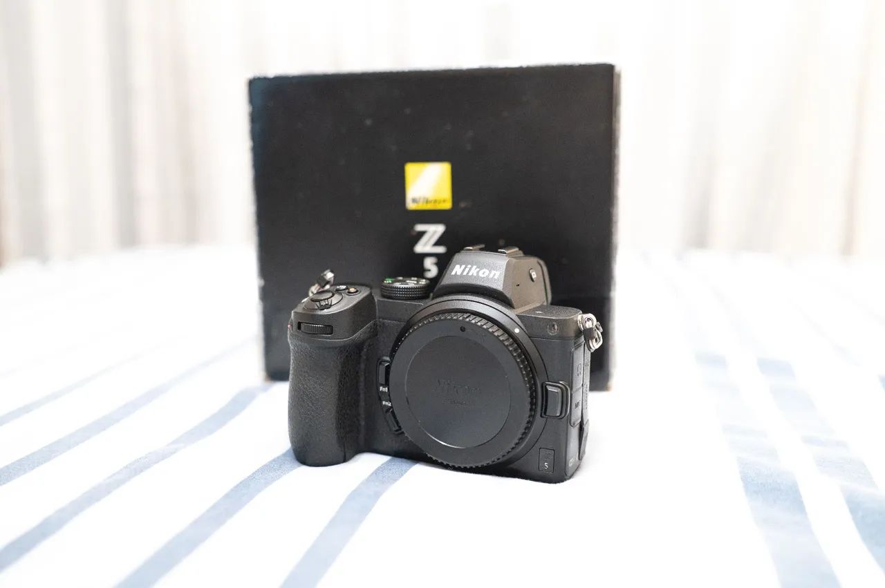 Câmera Nikon Z5 com 67k de cliques
