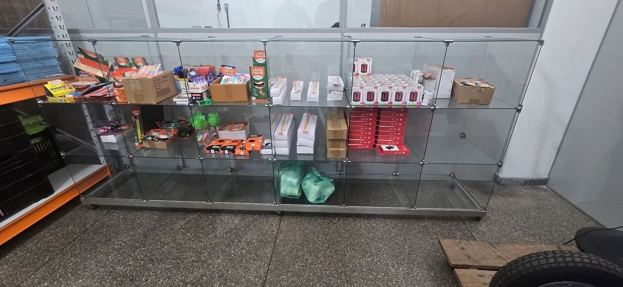 Balcão Expositor de Vidro com Rodízios - 2,46m - Foto 3