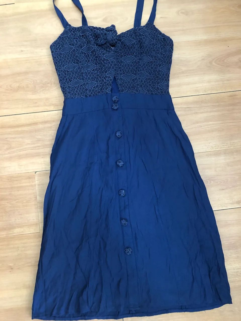 Vestido azul com detalhe de renda (M)