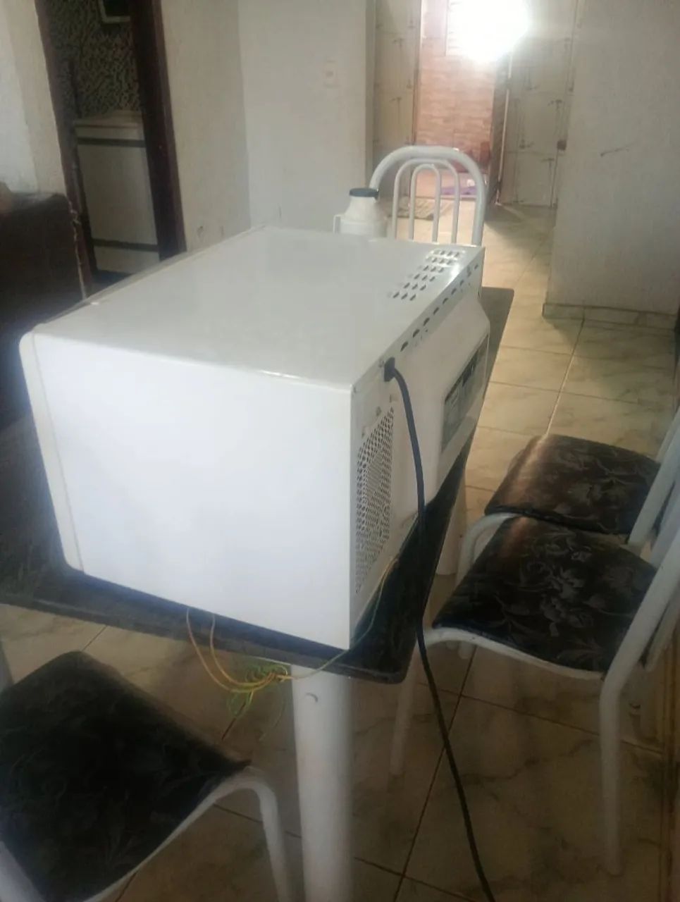 Vendo microondas Eletrolux 31 litros funcionando perfeitamente com grill com garantia. - Foto 4