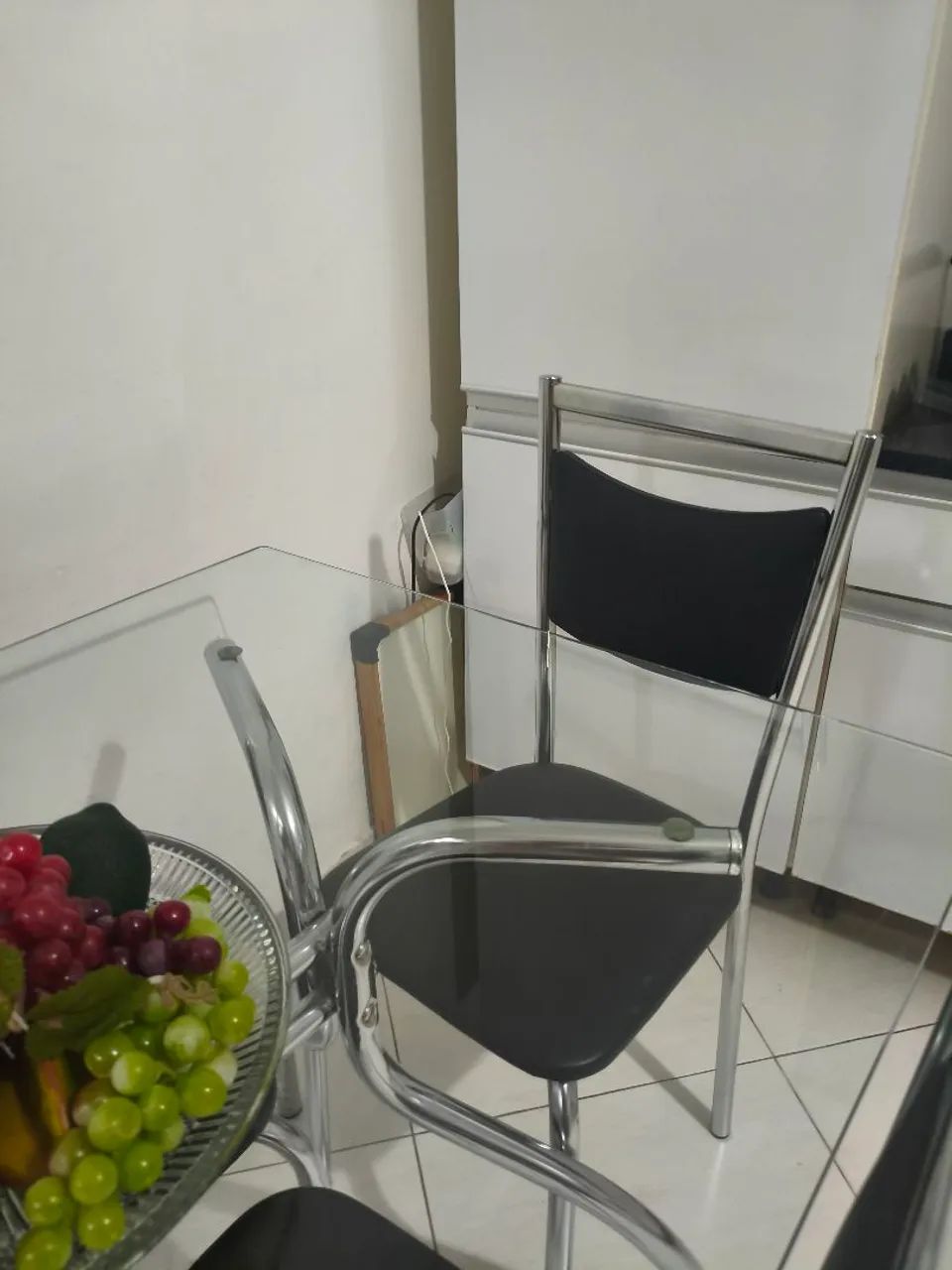 Mesa de Jantar de Vidro com 4 Cadeiras Cromadas - Linda, Moderna e Impecável! - Foto 2