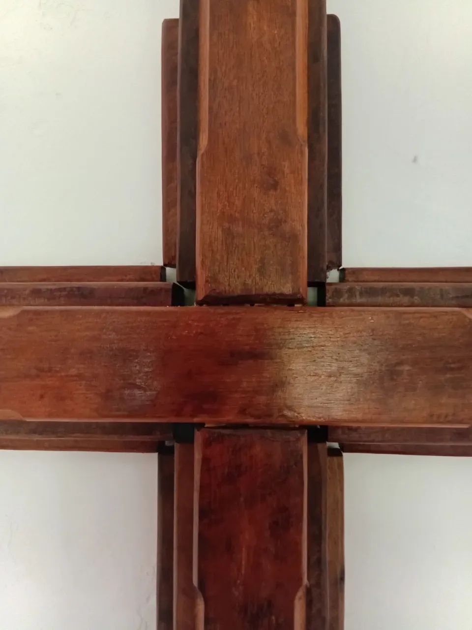 Cruz de madeira maciça - Foto 2