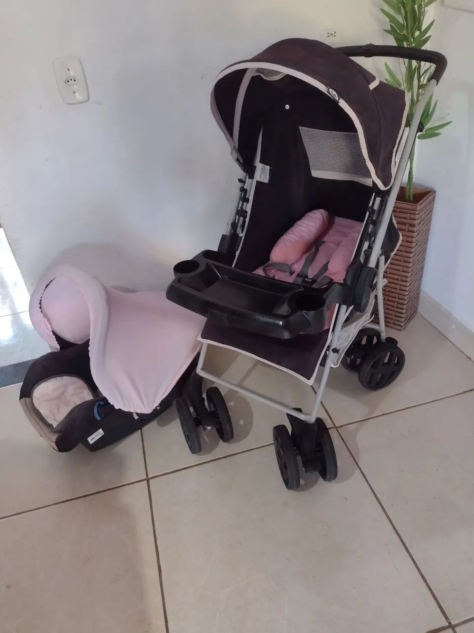 Carrinho com bebê conforto 