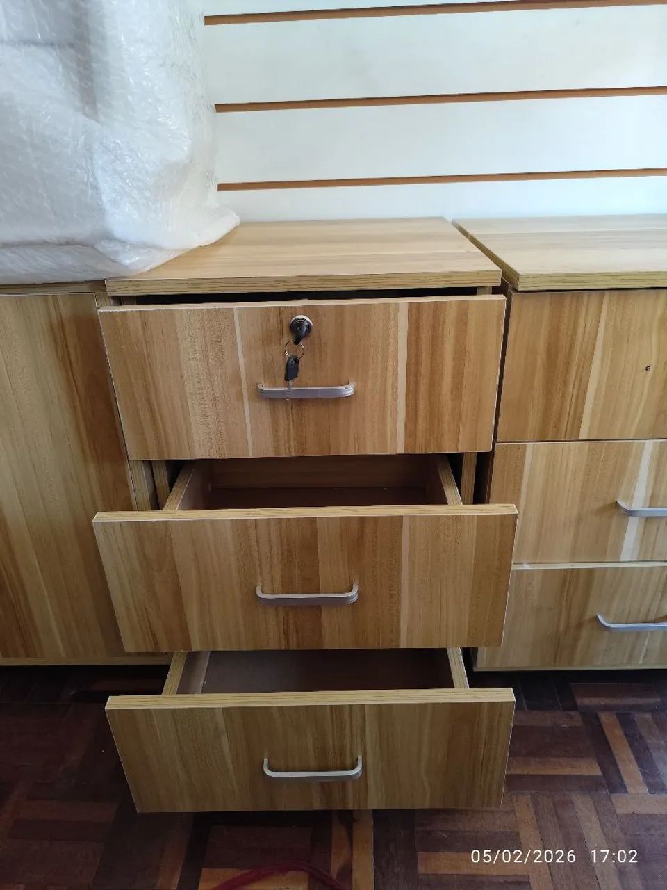 Mesa de cabeceira/Gaveteiro com chave e rodinha 
