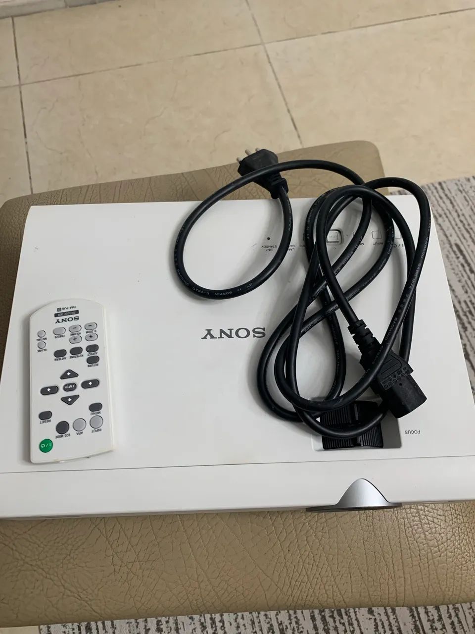 PROJETOR SONY COM DEFEITO DE LISTRAS NA IMAGEM 