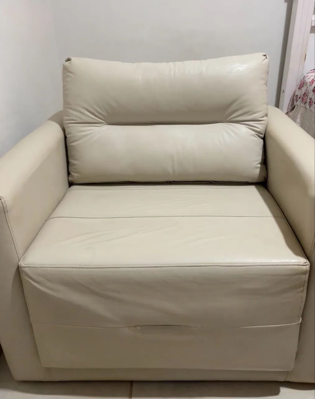 Vendo Sofá cama couro sintético bege  - Foto 2