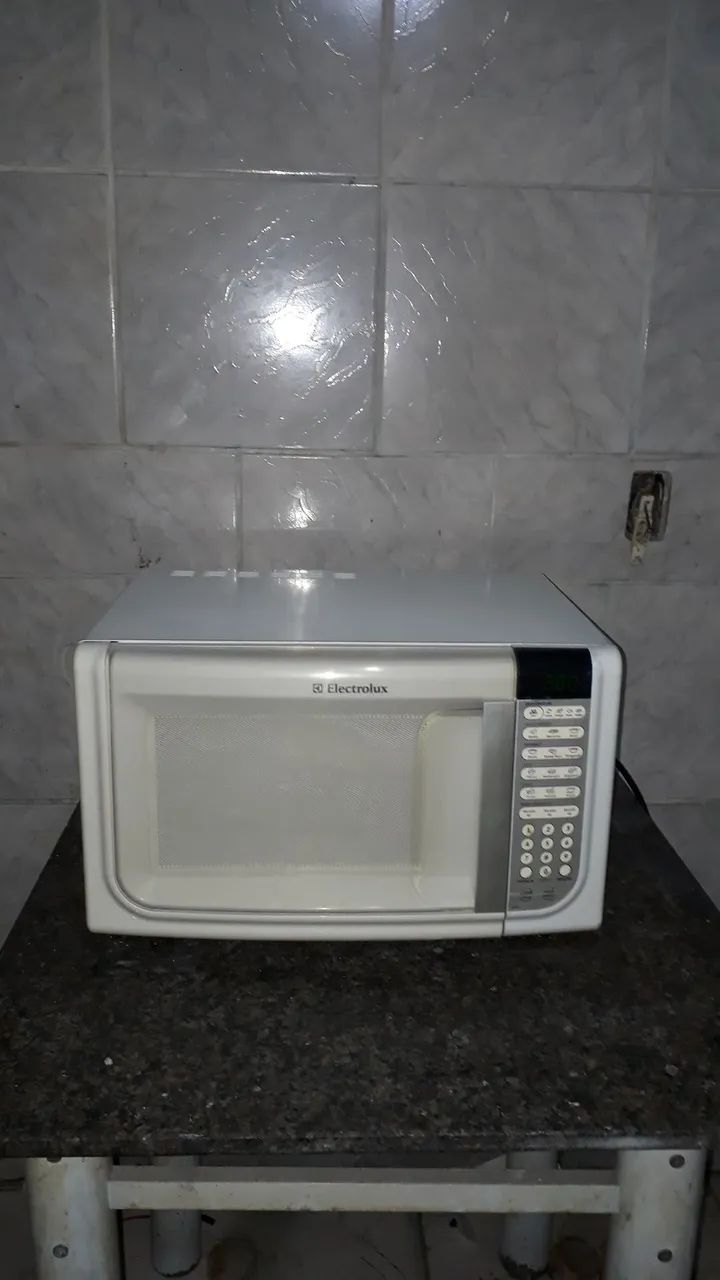 Microondas Electrolux 30 litros funcionando perfeitamente. 