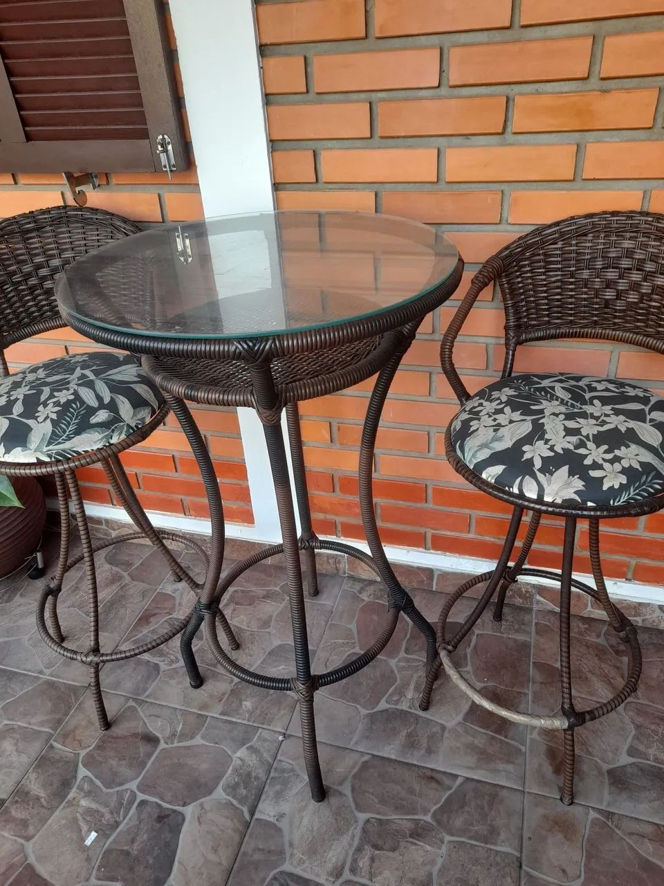 Mesa de sacada com 2 cadeiras
