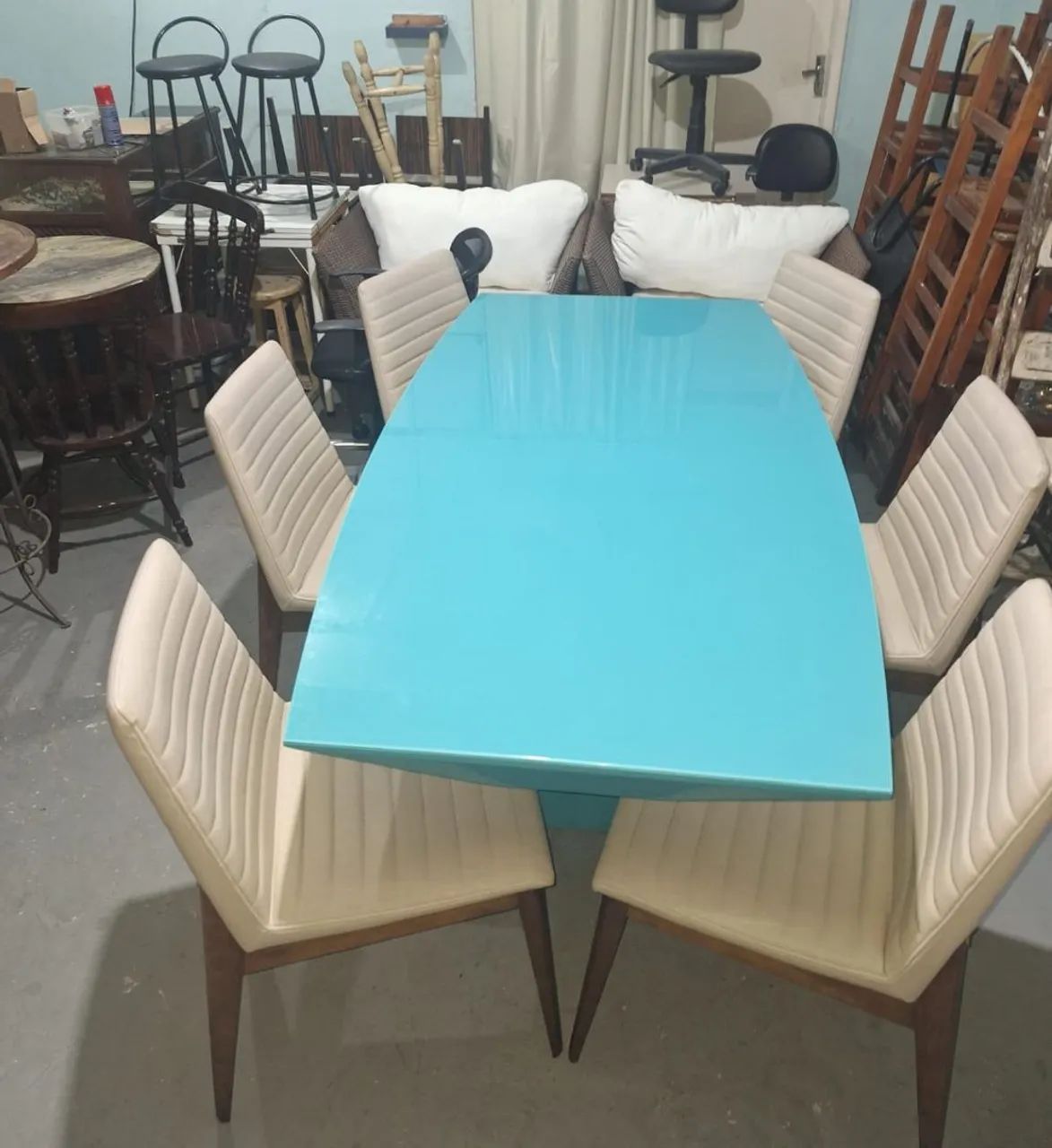 Mesa azul com 6 cadeiras em bom estado. 