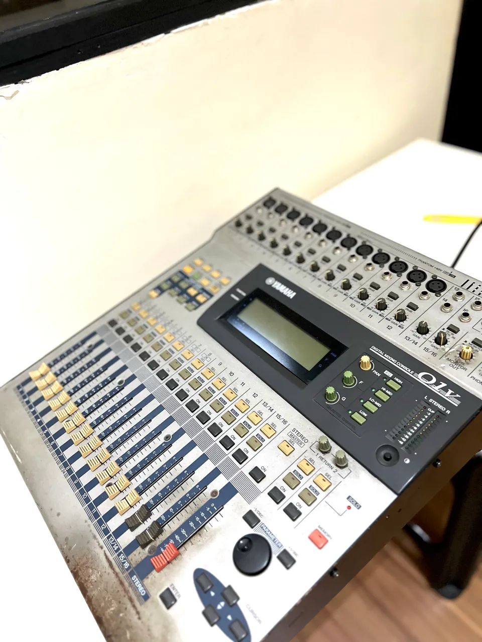 Mesa digital Yamaha 01V .