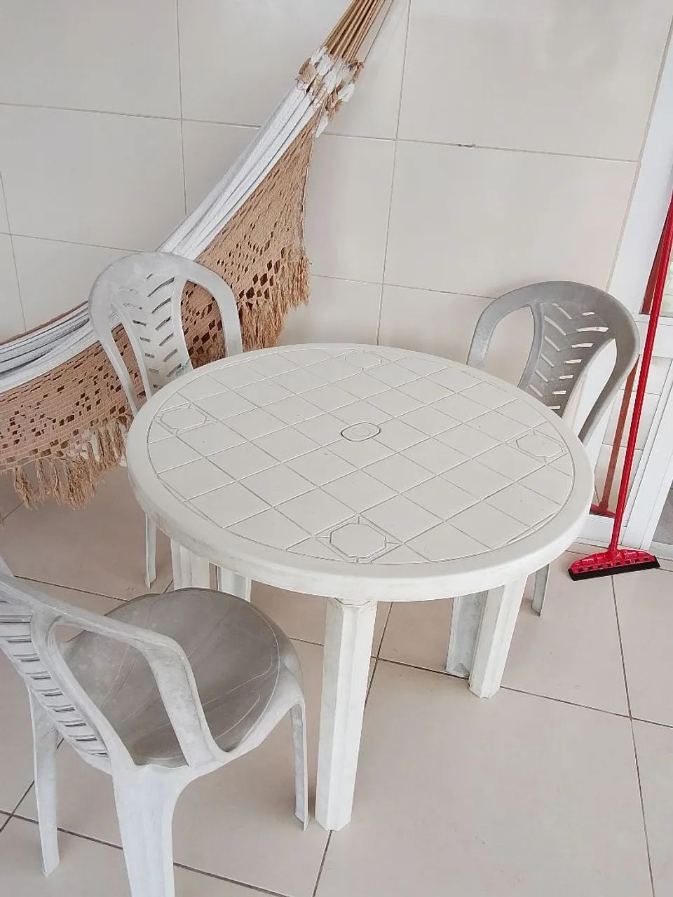 Vendo um jogo de mesa com três cadeiras  - Foto 2