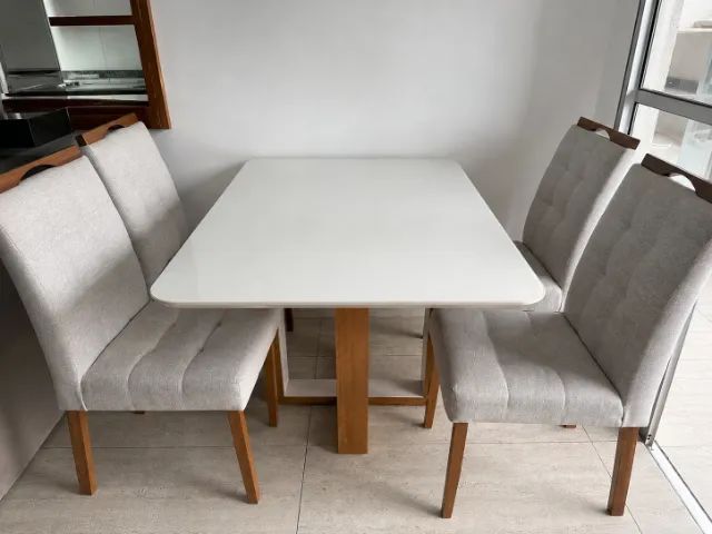 Mesa de jantar com 4 cadeiras