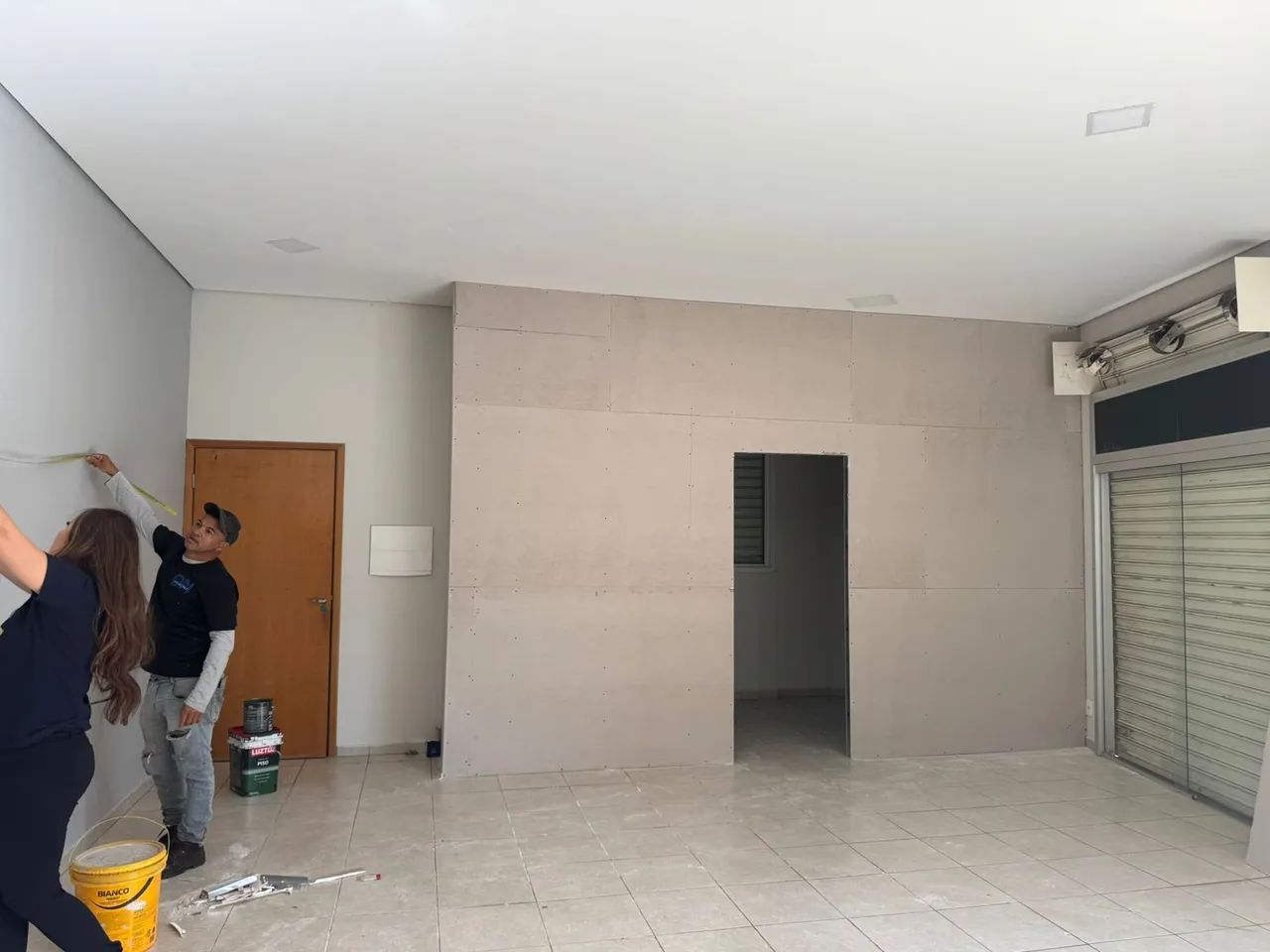 Sala 58m2. Alugo no bairro Tibery.Rua Suíça, 20. As 2 portas de aço fazem parte da loja - Foto 4
