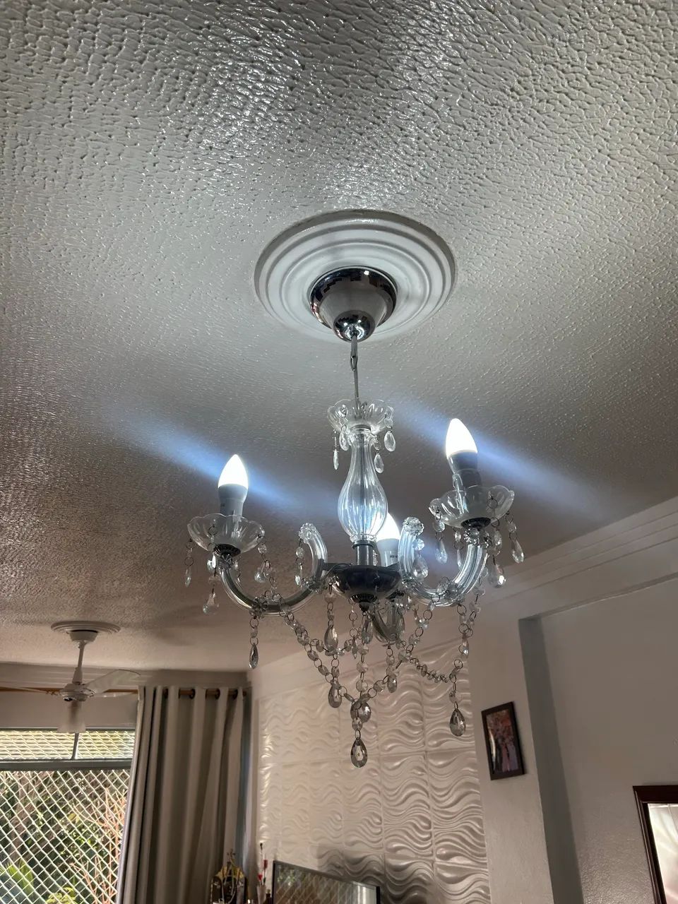 Lustre acrílico com lâmpada de pingo - Foto 2