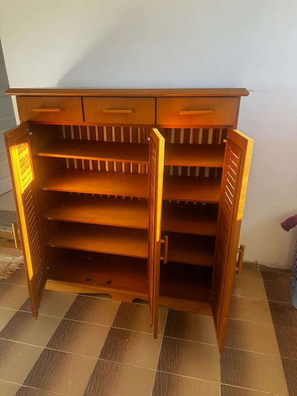 Sapateira de madeira com gavetas  - Foto 2