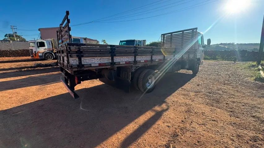 Ford Cargo 815 2011 único dono - Foto 4