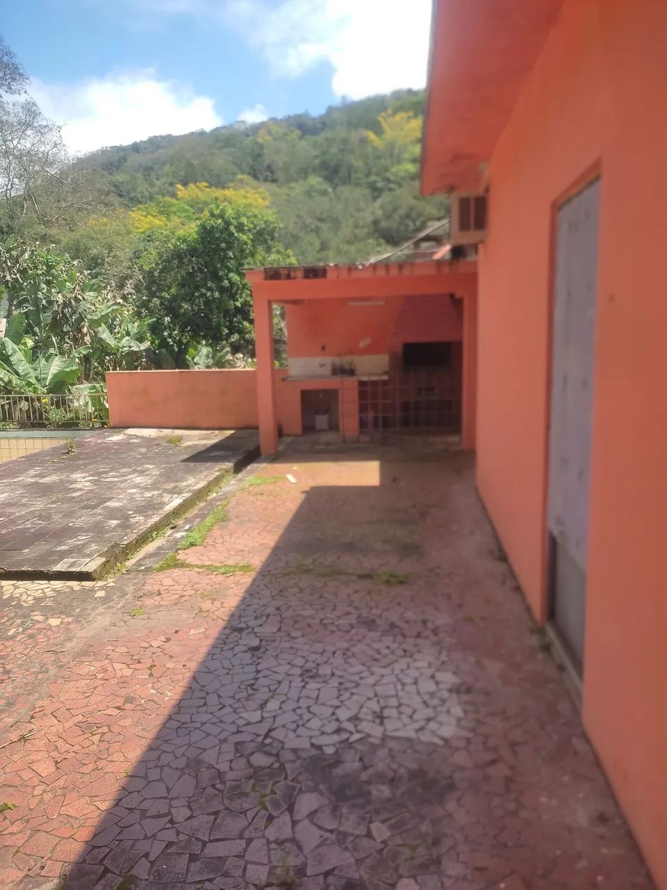 Chácara com casa de 3 dorm.