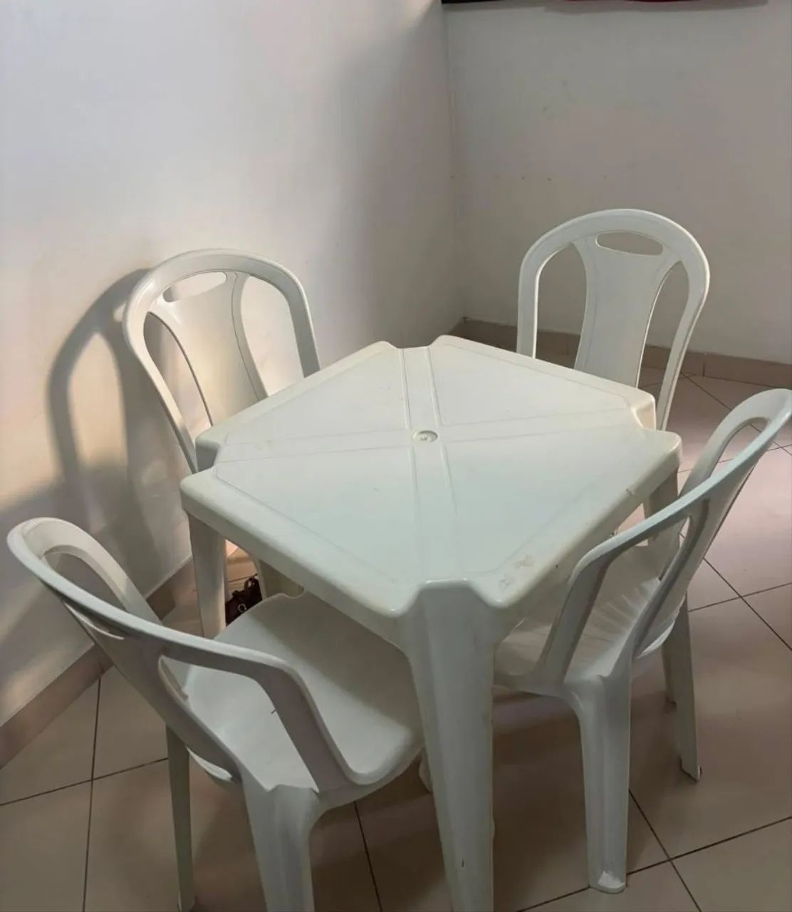 Conjunto de Mesa de Plástico com 4 Cadeiras Brancas - Ótimo Estado - Foto 2