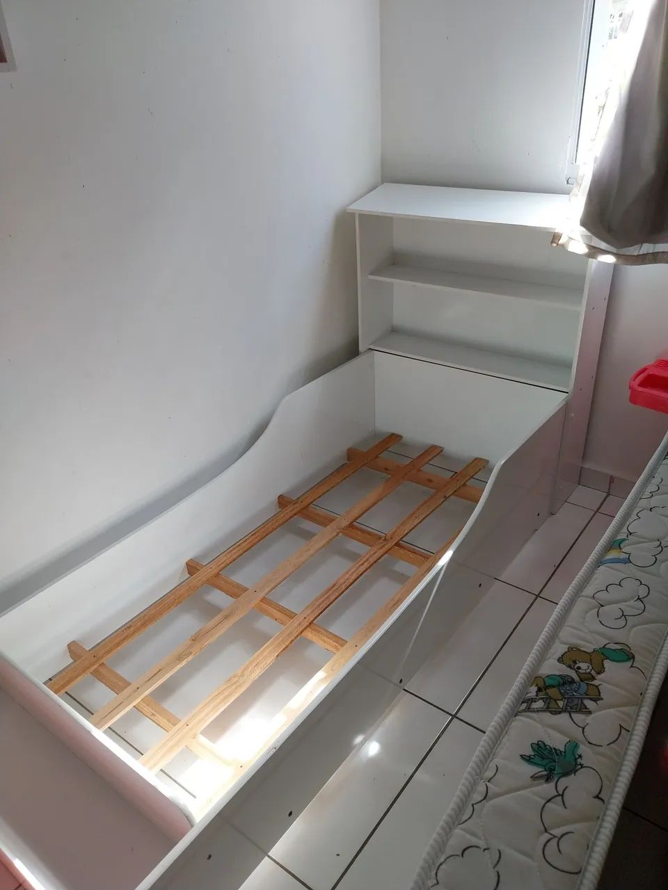 Cama infantil com colchão. 