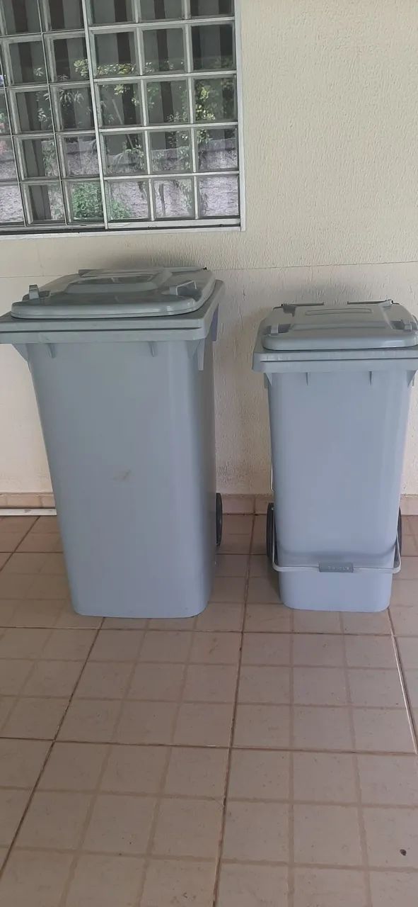  2 trash bins