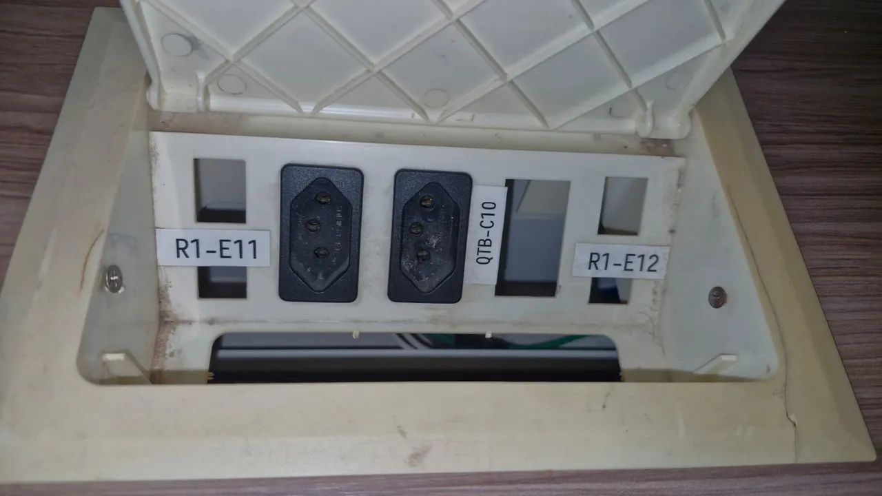 Mesa de Escritório Ampla - Tampo Amadeirado com Passa-Fios e Caixa de Tomadas - Foto 2