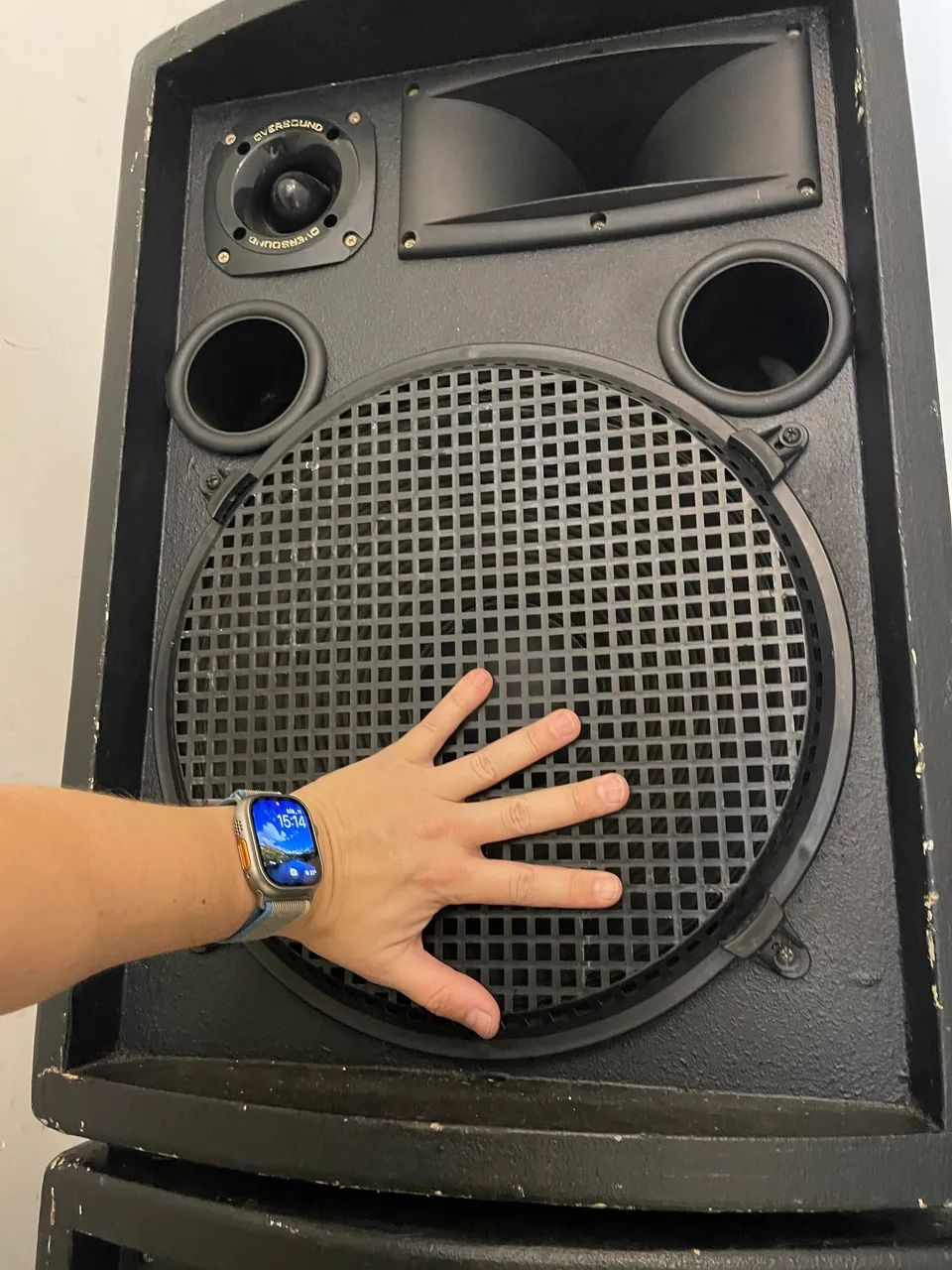 Kit 2 caixas de som 15 polegadas oversound + potência 2400 profissional para dj e eventos 