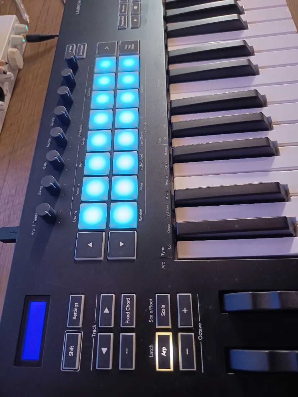 Novation Launchkey25 na caixa pouco uso. - Foto 5